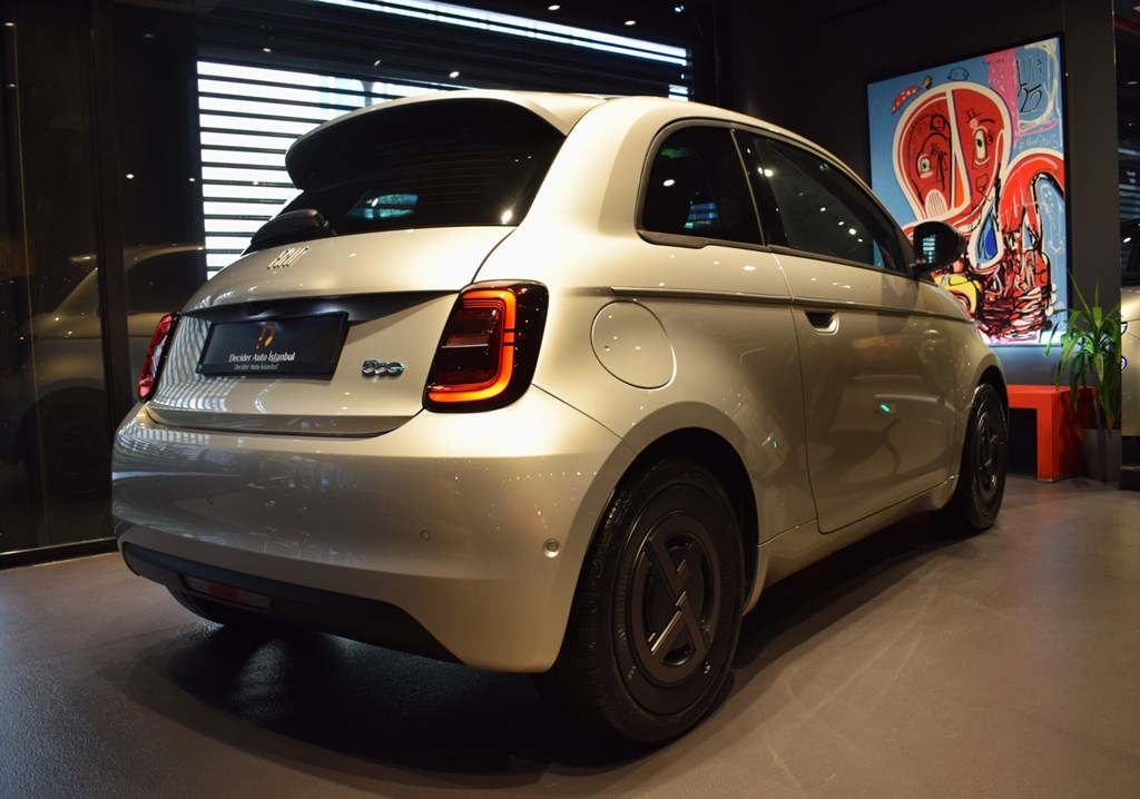 2025 FIAT 500E GIORGIO ARMANI COLLECTOR’S EDITION